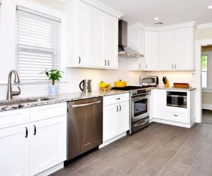 Armoires de cuisine modernes de luxe modulaires en bois blanc personnalisées avec installation murale pour appartement et villa - Product Image 5