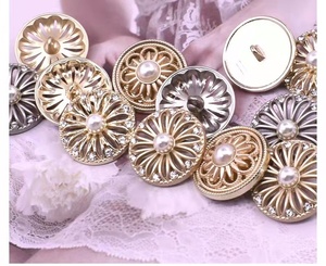 Sang Trọng Hollow-Khắc Thiết Kế Hoa Mặt Trời Bead Snap Nút <span class=keywords><strong>Peal</strong></span> Rhinestone Nút Kim Loại May Nút Cho Quần Áo Áo Ăn Mặc - Product Image 4