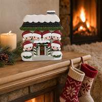 Ornement de Noël en résine en forme de chalet familial Bonhomme de neige, peint à la main, avec toit et porte, souvenir à suspendre pour arbre, village, maison, cadeau