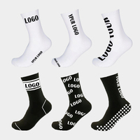Vente en gros de chaussettes noires de football pour hommes, chaussettes antidérapantes longues de football personnalisées