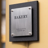 Plaque de porte de luxe en pierre et métal avec texture brûlée, design mural flottant, taille personnalisée, logo, enseigne murale pour magasin, bureau, hôtel