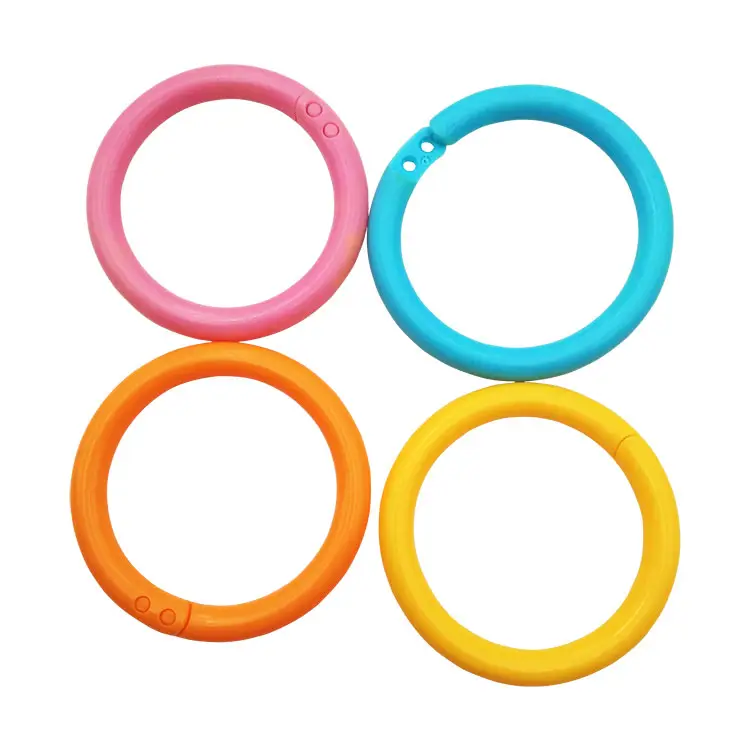 Venta al por mayor de clip de plástico de alta calidad O anillo juguetes corona anillo de plástico boda anillos de juguete para accesorios de bebé