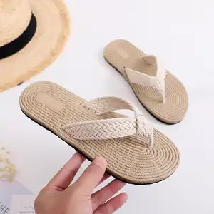 Grosir sandal jepit tali silang wanita pakaian musim panas sandal jerami lembut mode luar ruangan sandal jepit datar