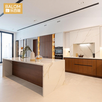 Armoires de cuisine bicolores blanc bois chaud, robinet doré, crédence à carreaux géométriques, cuisine modulaire moderne de luxe