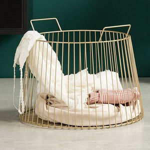 <span class=keywords><strong>Cesto</strong></span> <span class=keywords><strong>per</strong></span> <span class=keywords><strong>Biancheria</strong></span> di Lusso in Metallo Dorato, Contenitore <span class=keywords><strong>per</strong></span> Bagno di Casa o Hotel, <span class=keywords><strong>Cesto</strong></span> <span class=keywords><strong>per</strong></span> Vestiti Sporchi - Product Image 1