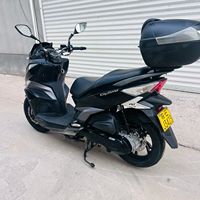 Scooter à essence SYM Cruisym 150 d'occasion, 150cc, confortable pour les trajets quotidiens, moto à pédales à vendre