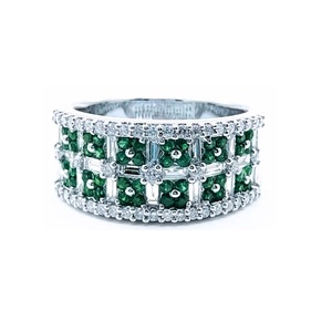Bague demi-alliance classique en or blanc 18 carats avec diamants ronds taille brillant et émeraudes pour femme, livraison rapide depuis Hong Kong - Product Image 1