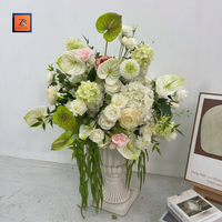 Arrangement de fleurs artificielles dans un grand vase urne blanc, centre de table floral, roses blanches, hortensias, anthuriums, décoration de mariage et de maison