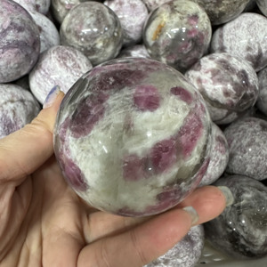 Bola de cristal de roca de piedra curativa pulida Natural al por mayor flor de ciruelo esfera de cristal de turmalina Rosa fengshui para Decoración - Product Image 1