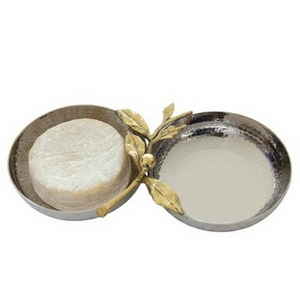 Plateau de service rond en acier inoxydable martelé avec poignée en forme de feuille dorée pour les réceptions et les dîners - Product Image 3