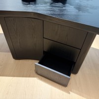 Table à thé de luxe moderne avec plateau en pierre intégré et plateau supérieur en bois foncé, base incurvée, table à thé pour salon