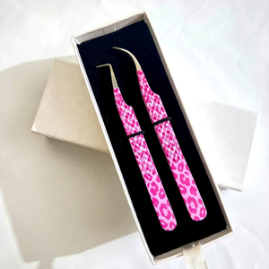 Juego de Pinzas para Pestañas GETUP BROSONS de Acero Inoxidable de Alta Precisión y Durabilidad, 2 Piezas, Agarre de Diamante, Caja Personalizada con Estampado de Leopardo Rosa - Product Image 1
