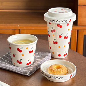 แก้วกาแฟเซรามิคลายเชอร์รี่น่ารักพร้อมฝาปิด แก้วน้ำลายเชอร์รี่หวานๆ สำหรับใช้ที่บ้าน ที่ทำงาน สาวๆ ชอบ แก้วนมเรียบง่ายสำหรับมื้อเช้า - Product Image 1