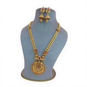 Conjunto de collar largo tradicional de la mejor calidad con aspecto de perlas chapadas en oro antiguo con pendientes para ropa de boda para mujeres y niñas - Product Image 2