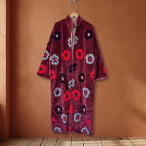 Abrigo Largo de Terciopelo Rojo Marrón Hecho a Mano con Apliques Bordados de Tigre y Flores Multicolores, Venta al Por Mayor - Product Image 1