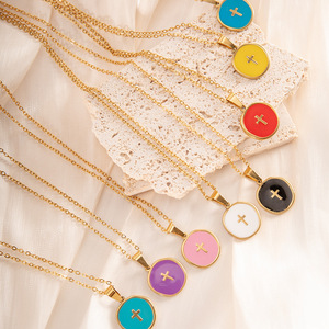 Collier pendentif en forme de croix en acier inoxydable avec goutte d'huile Chaîne de figaro tendance en forme de lettre plaquée or Idée cadeau d'anniversaire à la mode - Product Image 1