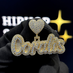 Pendentif personnalisé en forme de cœur avec nom, finition dorée, breloque lettre script sertie de pierres avec attache cœur, collier pour femmes et hommes - Product Image 1