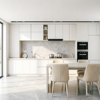 Ensemble d'armoires de cuisine BALOM, style moderne minimaliste, portes crème personnalisées, avec longues poignées métalliques, pour projets de villas et d'hôtels de luxe