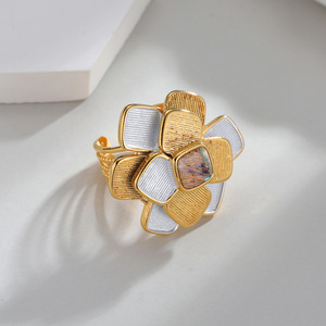 Nouvelle bague fleur tridimensionnelle en acier inoxydable plaqué <span class=keywords><strong>or</strong></span> 18 carats, design polyvalent et tendance, <span class=keywords><strong>bijoux</strong></span> de seconde main, collection 2026 à succès - Product Image 3