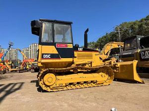 Topadora de cadenas Caterpillar D5C amarilla, equipo de construcción con cuchilla y motor para tareas de movimiento de tierras - Product Image 6