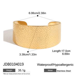 Bracelet large martelé de luxe discret 2025, style industriel minimaliste, jonc ouvert, bijoux essentiels pour femmes - Product Image 6