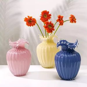 Vaso in Vetro Soffiato a Mano Moderno ed Ecologico, Rosa Crema, per Decorazione Interna e Fiori da Tavolo - Product Image 1