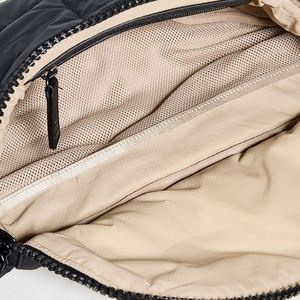 Sac bandoulière mat noir personnalisable avec fermeture éclair, en nylon matelassé imperméable, pour femme, élégant et réglable - Product Image 4