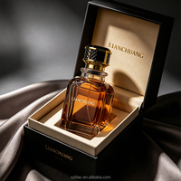 Flacon de parfum de luxe en verre givré carré avec bouchon couronne orné et pompe vaporisateur, livré dans un coffret cadeau haut de gamme