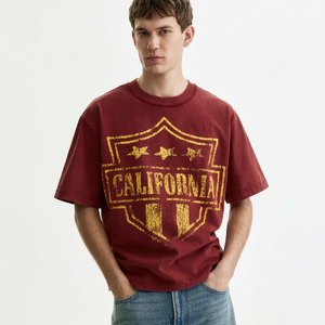 เสื้อยืดโอเวอร์ไซส์ลายพิมพ์วินเทจสไตล์เรโทรสำหรับผู้ชาย ขายส่ง เสื้อยืดสีแดงหนานุ่มแนวสตรีทแวร์สำหรับทุกเพศ - Product Image 1