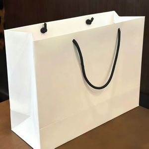 Bolsas de Papel para Compras con Logotipo Estampado Personalizadas para Boutiques, Tiendas de Ropa, Regalos de Boda y Compras Minoristas - Product Image 1
