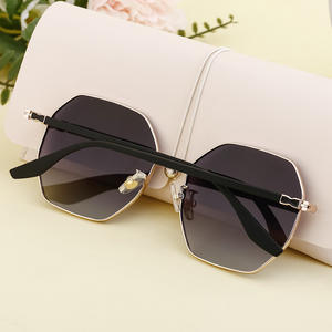 Nouvelles lunettes de soleil polarisées à monture hexagonale pour femmes, verres TAC UV400 dorés, protection solaire classe 2, lunettes de conduite tendance pour l'extérieur - Product Image 5