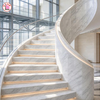 Museau d'Art Islamique du Qatar, dalle de marbre blanc hautement polie, escalier en spirale, main courante en marbre, pilier en marbre, décoration intérieure de musée