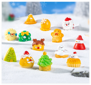Vente en gros de sac aveugle en résine figurine de dessin animé de charme de bricolage gâteau de Noël biscuit à collectionner ornement de Noël pour le jardin - Product Image 4