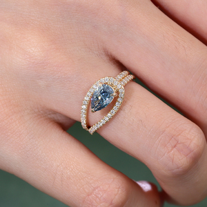 Bague de fiançailles et de mariage pour femme, diamant de laboratoire bleu intense fantaisie 1 carat, or jaune massif 18 carats, taille poire, CVD, luxe sur mesure. - Product Image 3