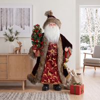 Estatua de Santa Claus en Terciopelo Borgoña con Adornos Dorados y Árbol de Bayas para Exhibición Navideña en el Vestíbulo del Hotel