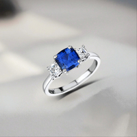 Bague en laiton plaqué or avec zircon synthétique bleu à trois pierres serties en griffe, pour femmes, idéale pour les mariages – Collection de la marque de bijoux sur mesure