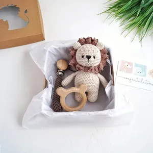 Set regalo Baby lion, confezione regalo leone baby per doccia safari, giocattolo sonaglio in cotone leone con anello in legno e clip ciuccio macrame