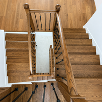 Escalier en chêne sur mesure avec monte-escalier blanc, marches en bois foncé, balustres en métal noir mat, escalier droit pour maison moderne