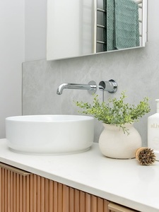 Mueble de <span class=keywords><strong>Baño</strong></span> Curvo Personalizado con Acabado Acanalado, Gabinete de <span class=keywords><strong>Baño</strong></span> Colgante de Roble Claro <span class=keywords><strong>para</strong></span> Proyectos de Hoteles Boutique y Baños Principales Familiares - Product Image 4