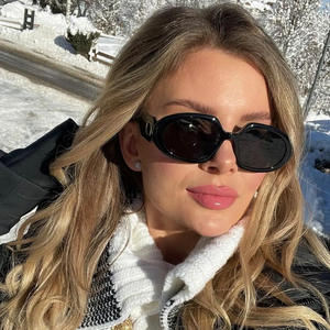 Gafas de Sol Elegantes para Mujer, Montura Negra, Lentes de PC con Protección UV400, Patillas Anchas a la Moda, Protección Solar, Estilo para Conducir - Product Image 1