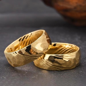 Anillos de Acero de Damasco Dorado de 8 mm, Anillos de Boda para Hombre, Estilo Clásico, Ajuste Cómodo para Parejas, Anillos de Compromiso y Citas - Product Image 4