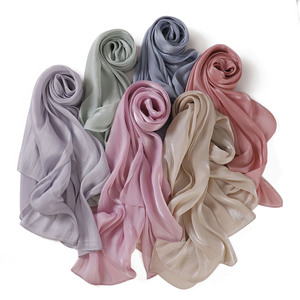 Nouveau hijab en jersey satiné premium brillant et soyeux de Malaisie, châle polyvalent pour femmes musulmanes, hijab en satin froissé - Product Image 1