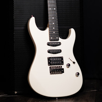 High-quality Custom-made 6-string Electric Guitar 24-fret Poplar Body S-S-H Pickup Configuration 6-point Tremolo Bridge for Solo