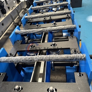 Machine de formage à rouleaux pour gouttières de toit en acier coloré, pour la fabrication de <span class=keywords><strong>coude</strong></span> de descente de <span class=keywords><strong>gouttière</strong></span> avec moteur - Product Image 3