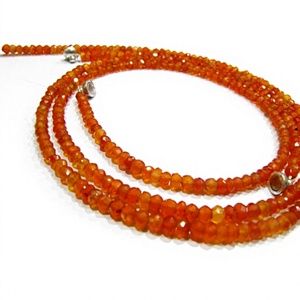 Collar de cuentas facetadas de cornalina natural de 3-4 mm con cierre magnético - Product Image 1