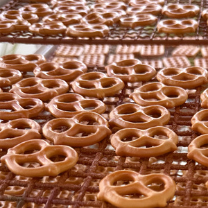 Miniature de Pretzel Classique en PVC, Modèle de Biscuit Salé, Accessoire de Décoration DIY pour Artisanat, Ornement et Présentation Alimentaire - Product Image 6