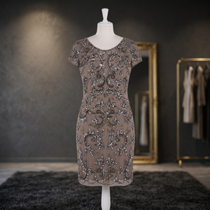 Vestido Corto Ajustado de Satén Transpirable Color Taupe con Cuentas, Moderno y Elegante para Fiestas y Eventos Formales - Product Image 4
