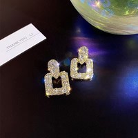 Orecchini con strass scintillanti e montatura quadrata cava