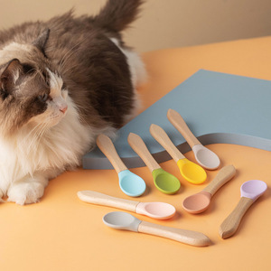 Cuillère d'alimentation portable en silicone pour chatons, cuillère à nourriture humide pour animaux de compagnie avec manche en bois, en plastique de qualité alimentaire - Product Image 4