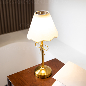 โคมไฟตั้งโต๊ะแบบไร้สาย ชาร์จไฟได้ สไตล์เรียบหรู สำหรับห้องนั่งเล่น ผ้าคลุมโคมไฟ LED สีทอง เหมาะสำหรับงานแต่งงาน ร้านอาหาร - Product Image 3